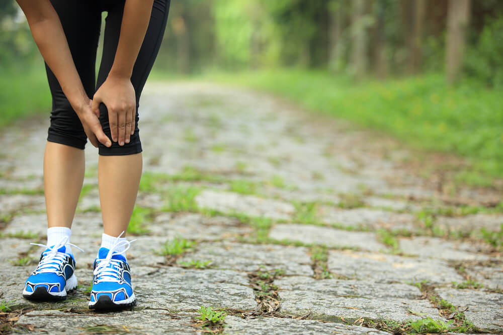 Pain behind the knee when walking: What causes it shutterstock 238496668 pain behind the knee