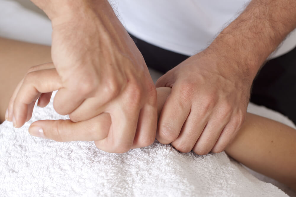 Pain in back of the hand: Causes and treatments shutterstock 152506766 pain in back of the hand