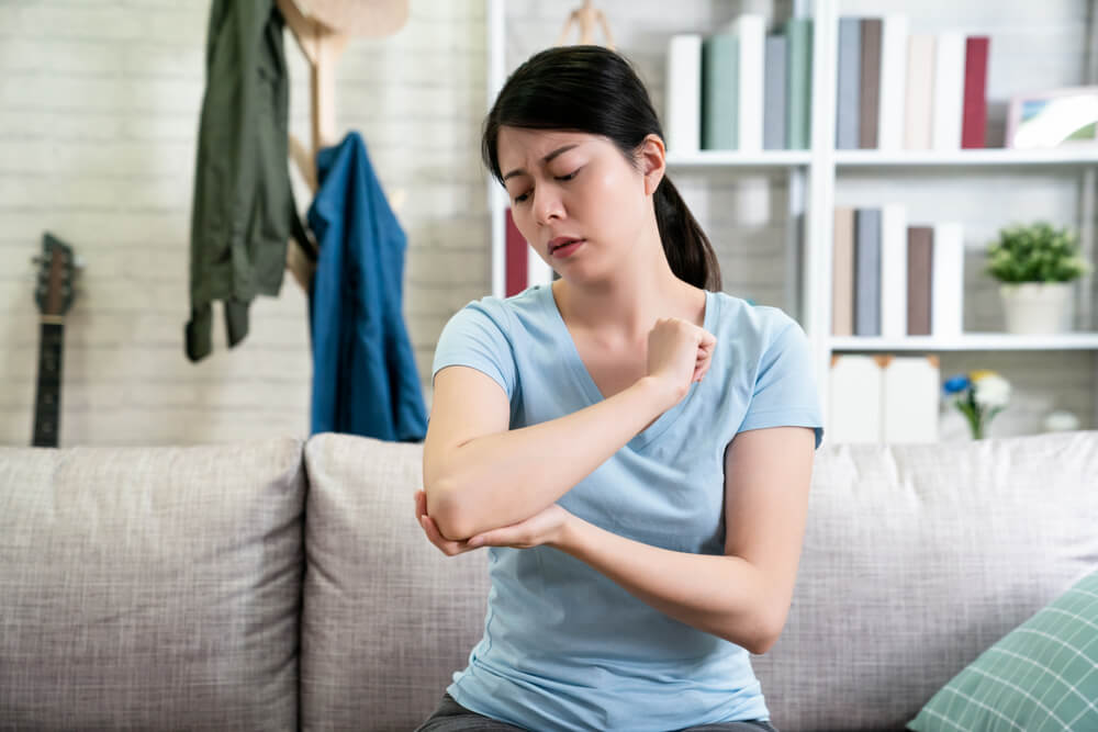 Burning pain in the elbow: 7 issues that could be causing it