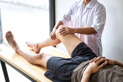 Can a physical therapist help the tightness and pain in my knee when I bend it? shutterstock 1716430849 knee tightness and pain when bending