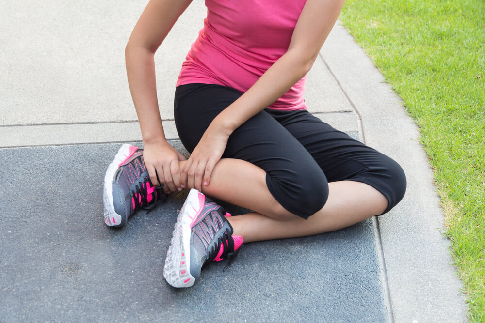 How can physical therapists help if you have sharp pain in your ankle but no swelling?