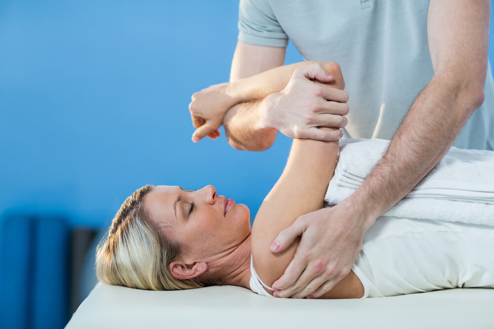Three ways physical therapists can treat shoulder pain after a fall