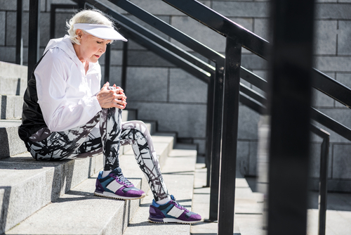 3 tips that can make going down stairs with knee pain easier shutterstock 658771414 3 tips that can make going down stairs with knee pain easier knee pain