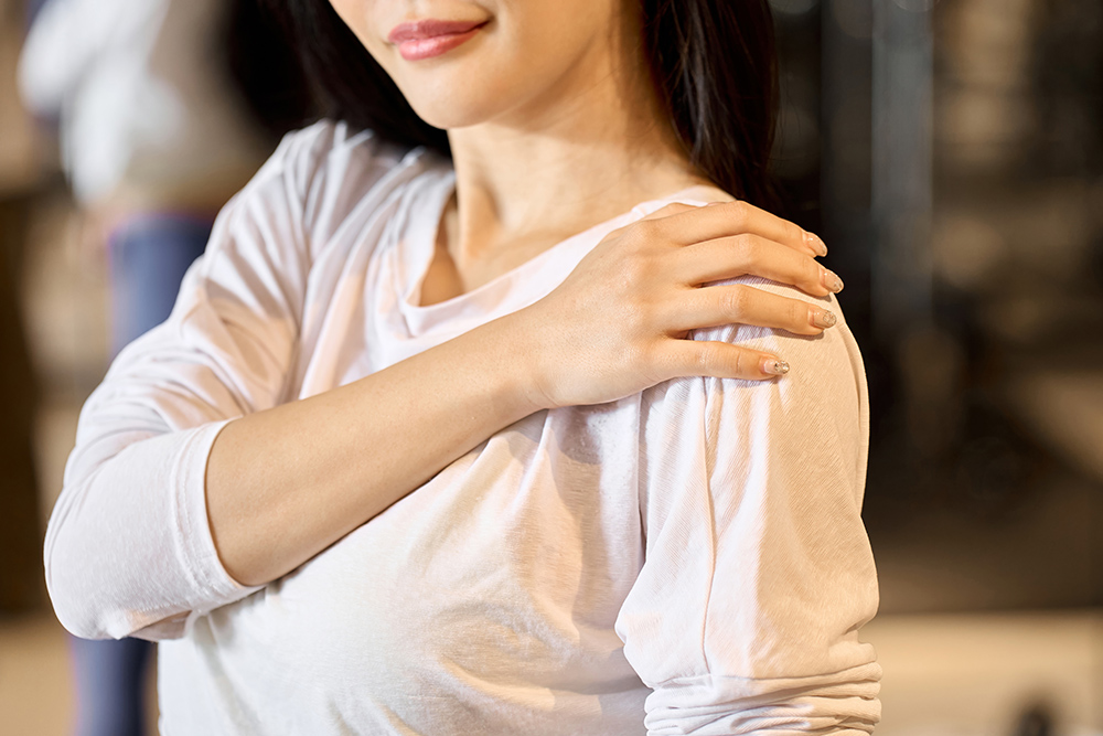 11 types of physical therapist-recommended exercises for shoulder tendinitis woman hurting her shoulder at the gym 2024 01 12 19 08 40 utc 1 11 types of physical therapist-recommended exercises for shoulder tendinitis shoulder pain